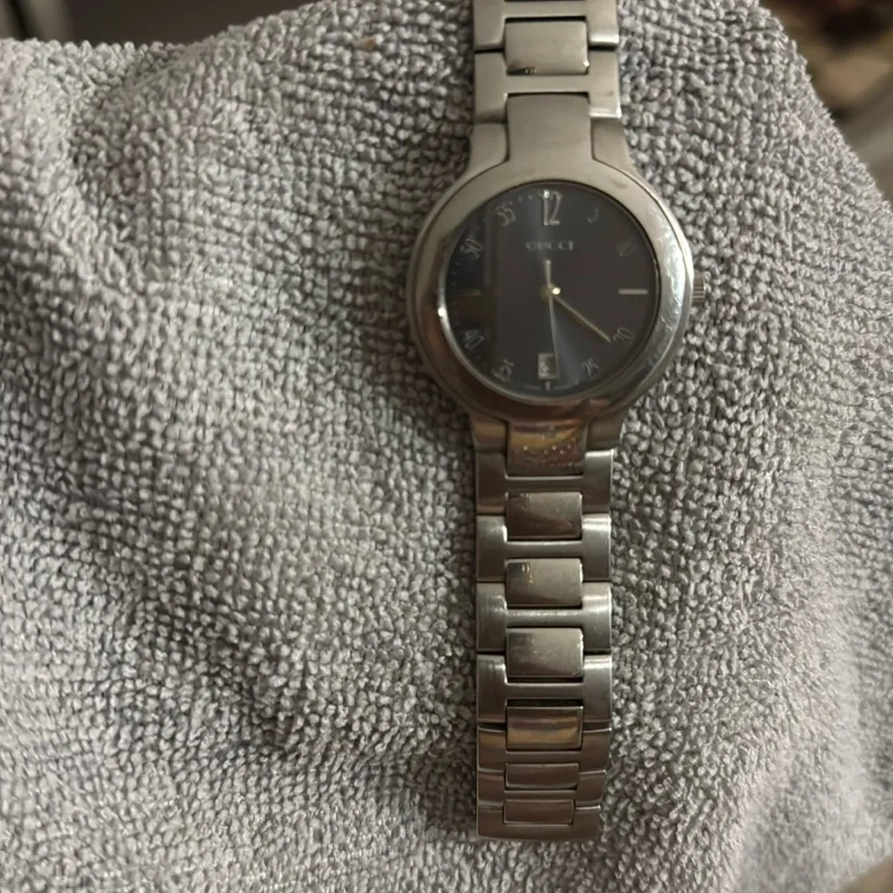 Authentic Men's Gucci Watch 8900M with COA